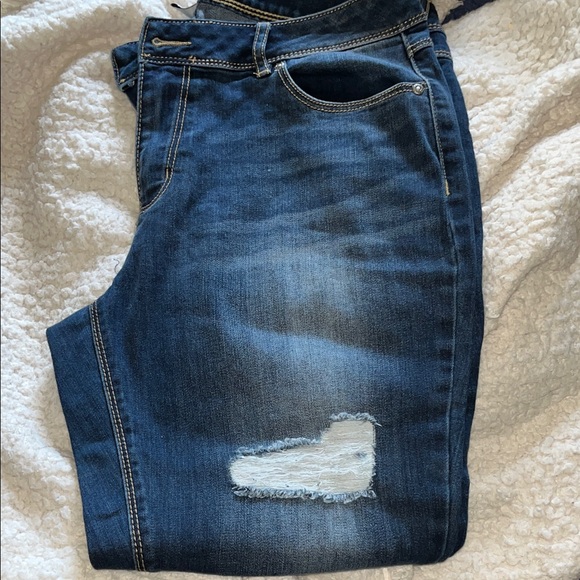 Stylish Blue Distressed Women capris - Picture 4 of 8